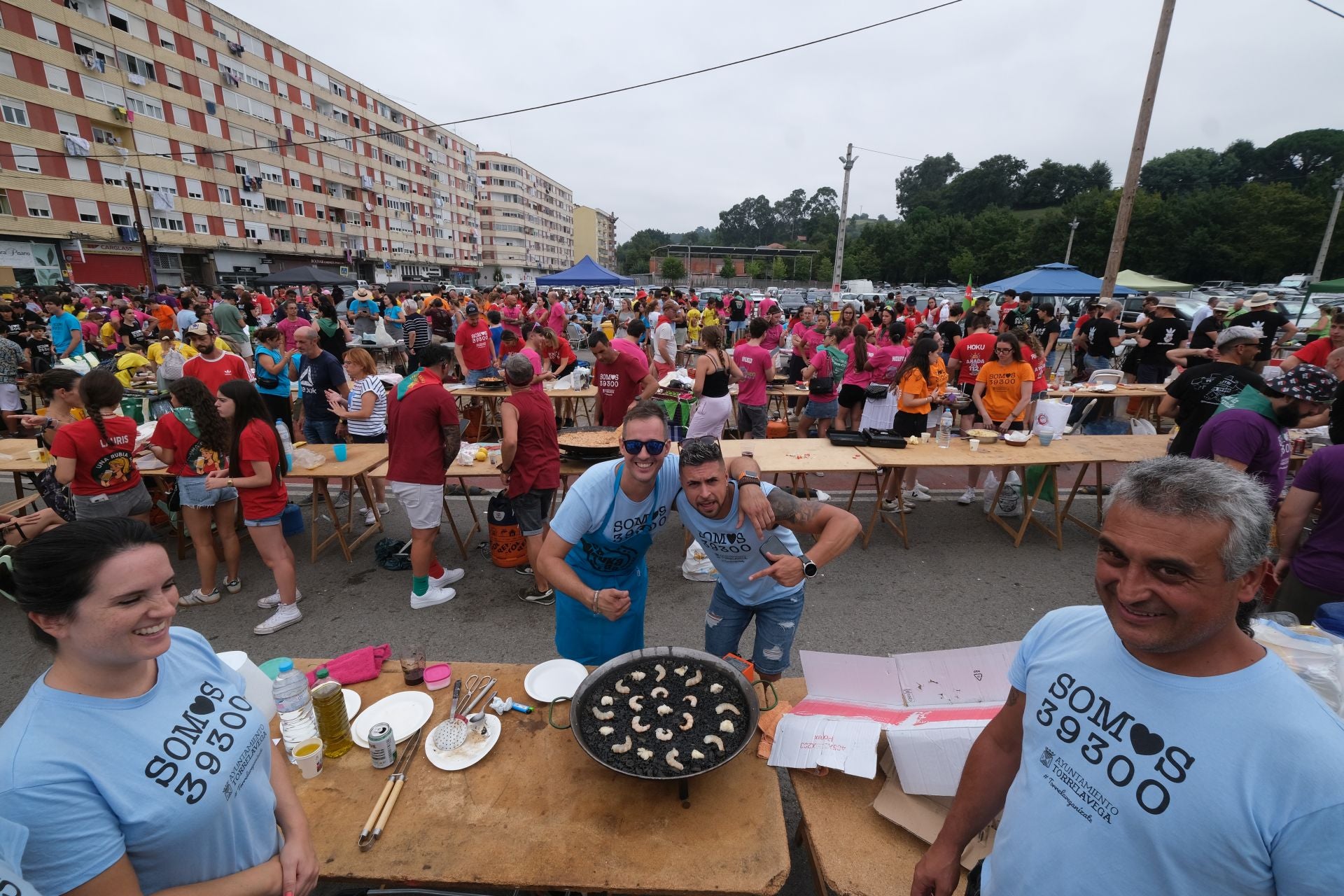 Cocineros posando con su arroz negro.