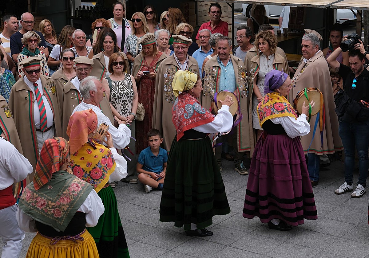 La Cofradía del Hojaldre, acompañada de la Agrupación de Danzas Virgen de las Nieves de Tanos