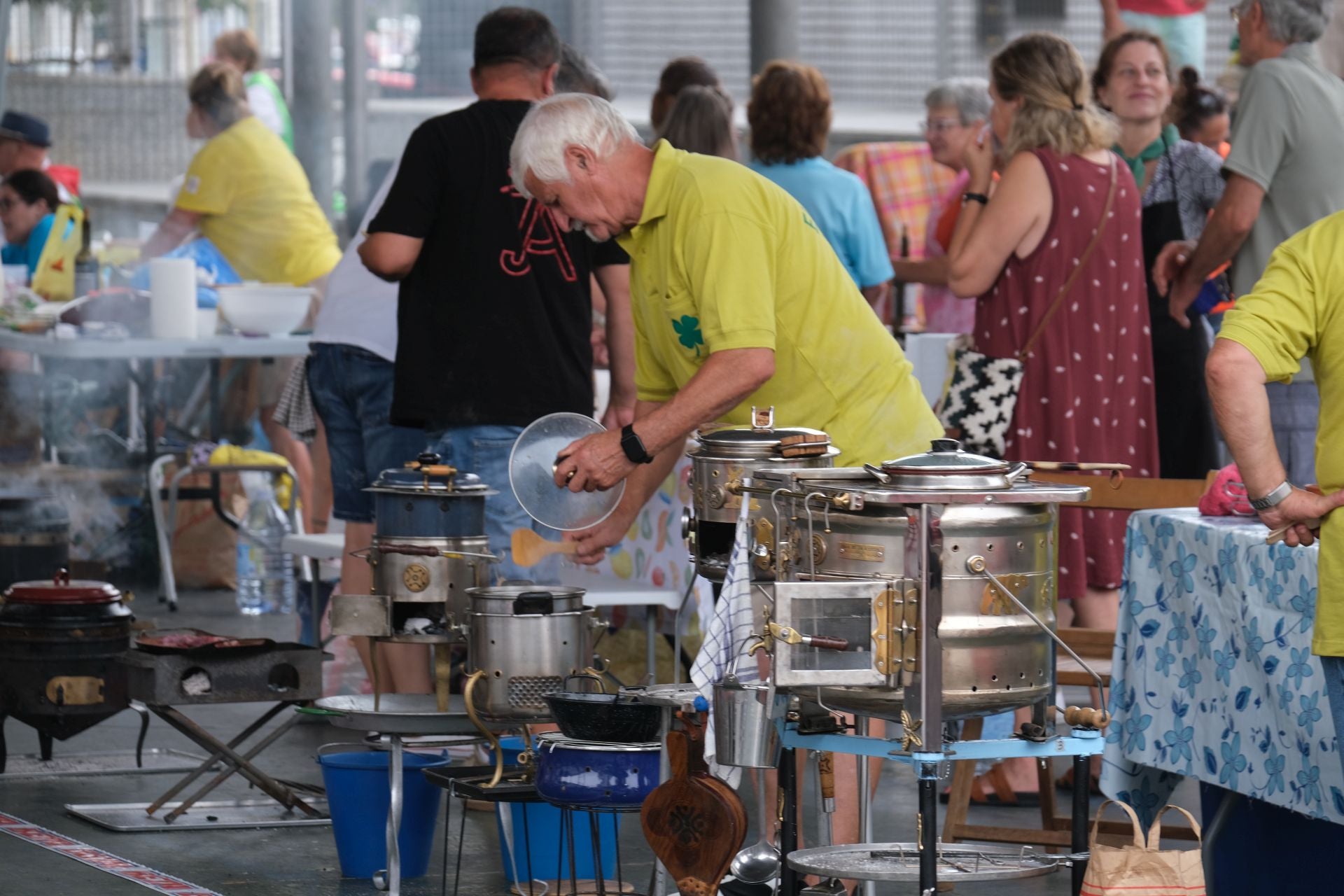 Una persona mayor remueve con cuidado el guiso.