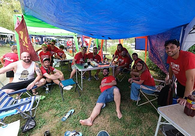 Un grupo de amigos posa en su 'campamento' instalado en el parque.