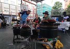 Concursantes compartiendo trucos de cocina y anécdotas