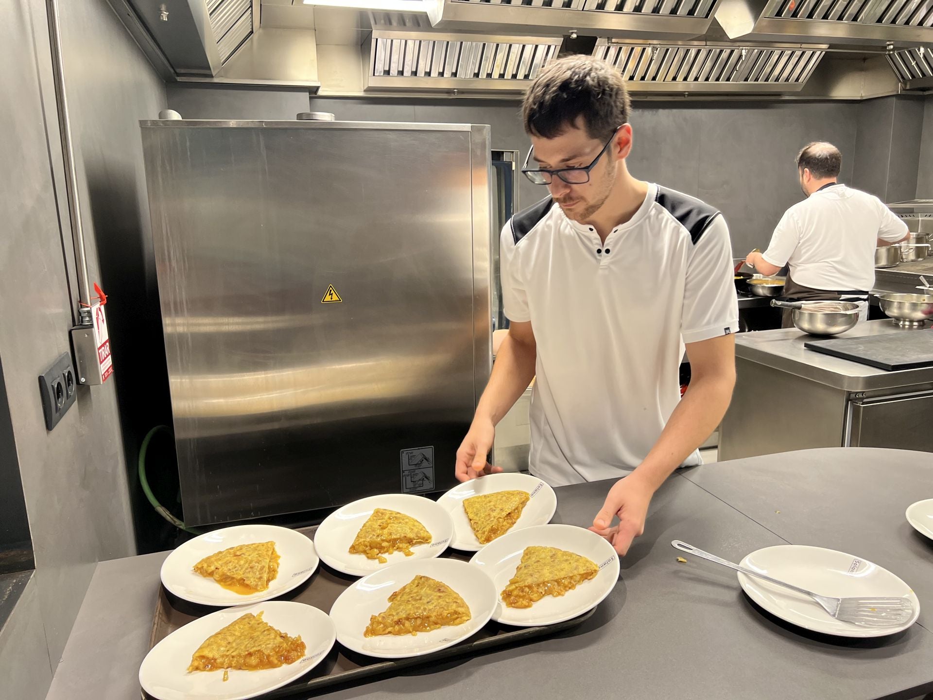 Desde primera hora, Nacho Solana comienza con la elaboración de tortillas de patata. Alejandro se dispone, en torno a las 10.30 h. a sacar los primeros pinchos para clientes que han subido hasta la Bien Aparecida para desayunar. También sale a esa misma hora la primera ración de croquetas, una de las grandes referencias de la casa.