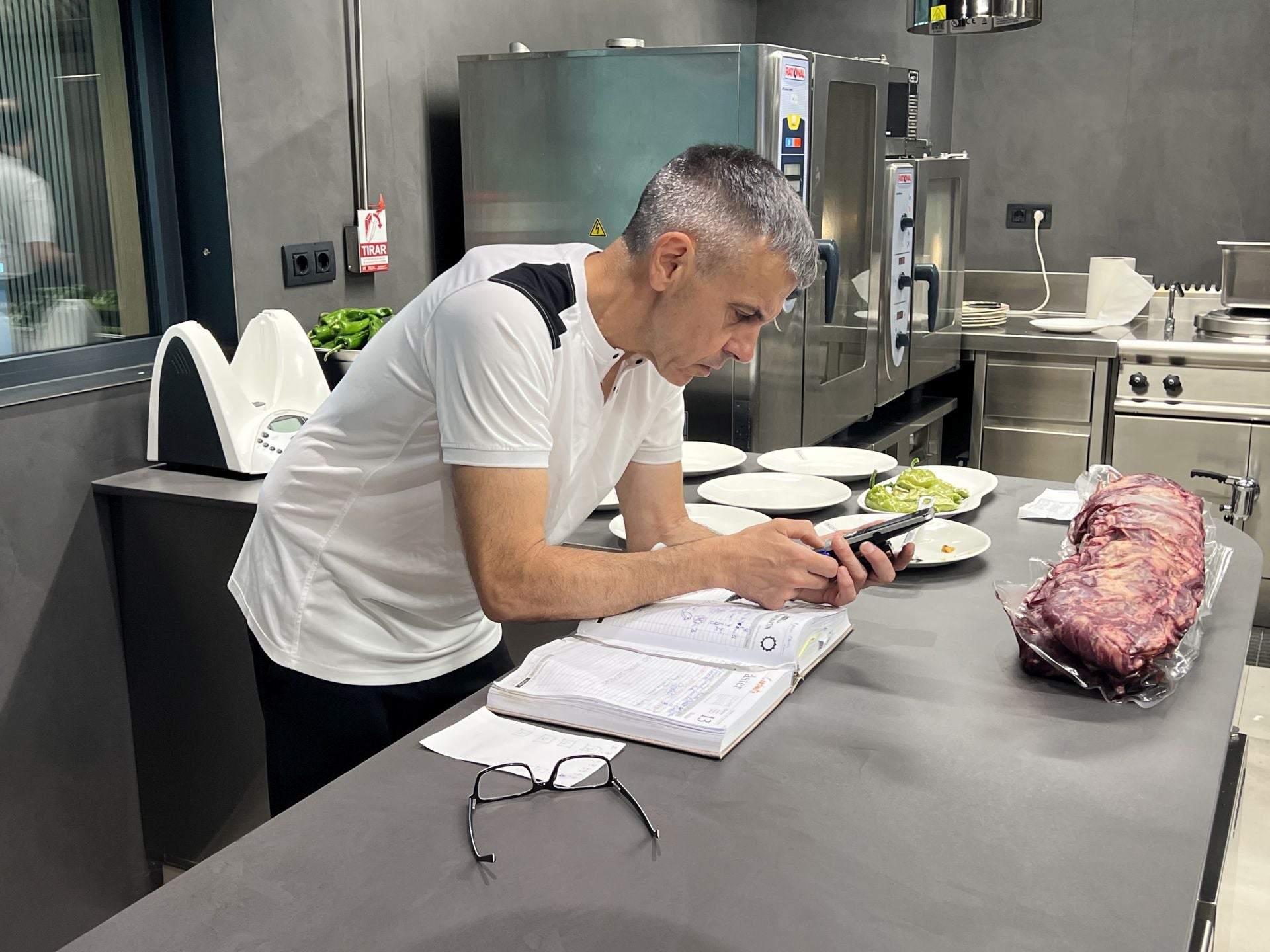 Joserra, responsable del equipo de sala del bar, comprueba al llegar la reservas que tiene para el servicio del mediodía.