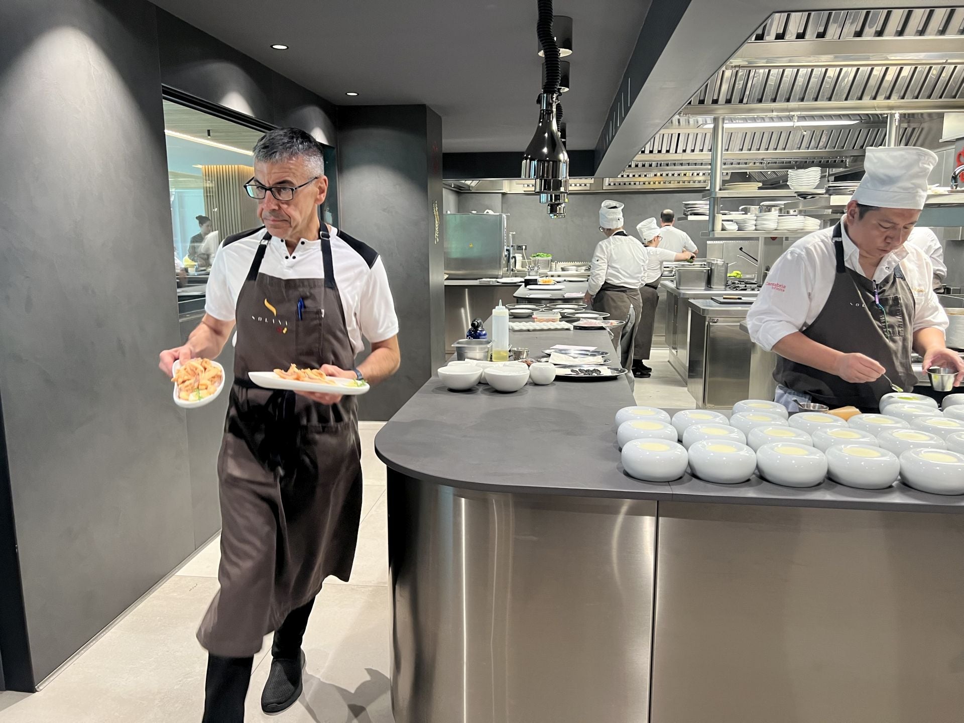 A la hora del aperitivo la taberna coge ritmo y Joserra se apresura a sacar raciones. Además de la tortilla, en la terraza, donde no se reservan mesas, tienen mucho éxito las croquetas y las rabas.