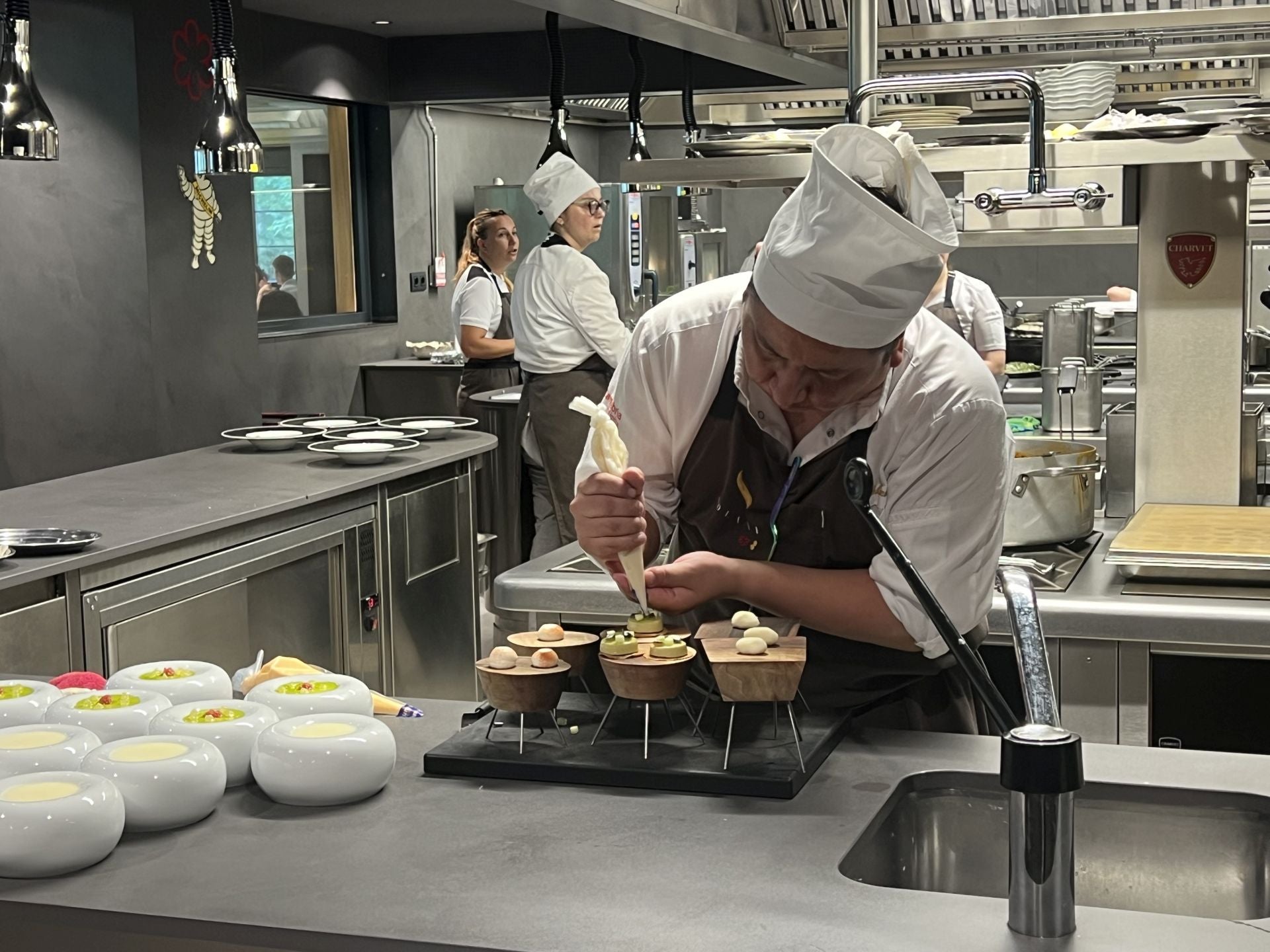 Llegan los primeros clientes al restaurante gastronómico y Fernando última los primeros aperitivos del menú degustación.