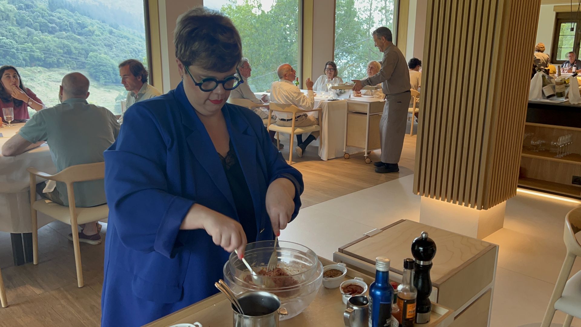 Inma Solana prepara un steak tartar en el comedor a la vista de los clientes.