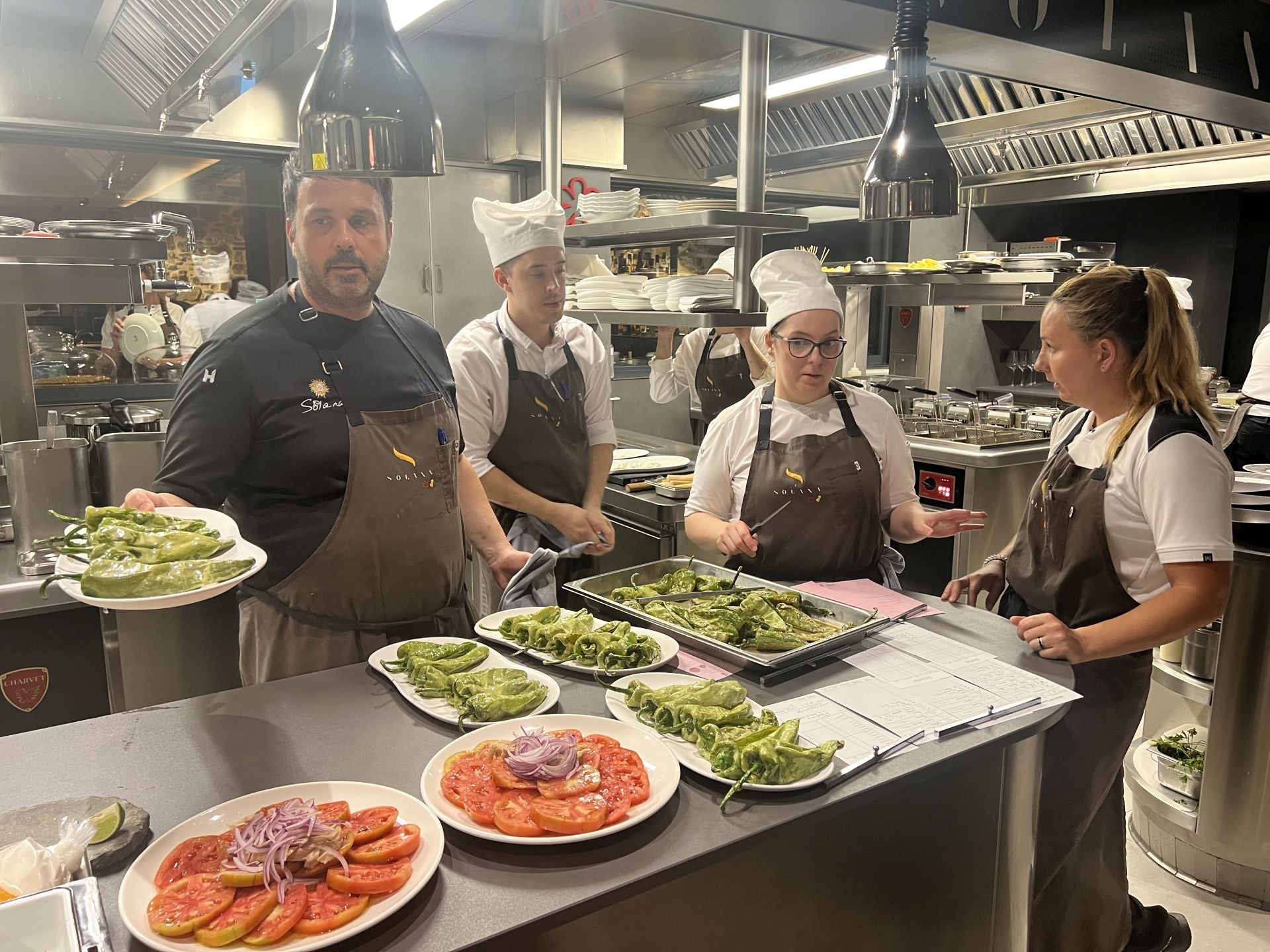 A las 19.30 h. el equipo va incorporándose a sus puestos y a las ocho comienzan a salir los primeros platos a la zona del bar. En la foto, Nacho, Lucas, Cristina y Tal.