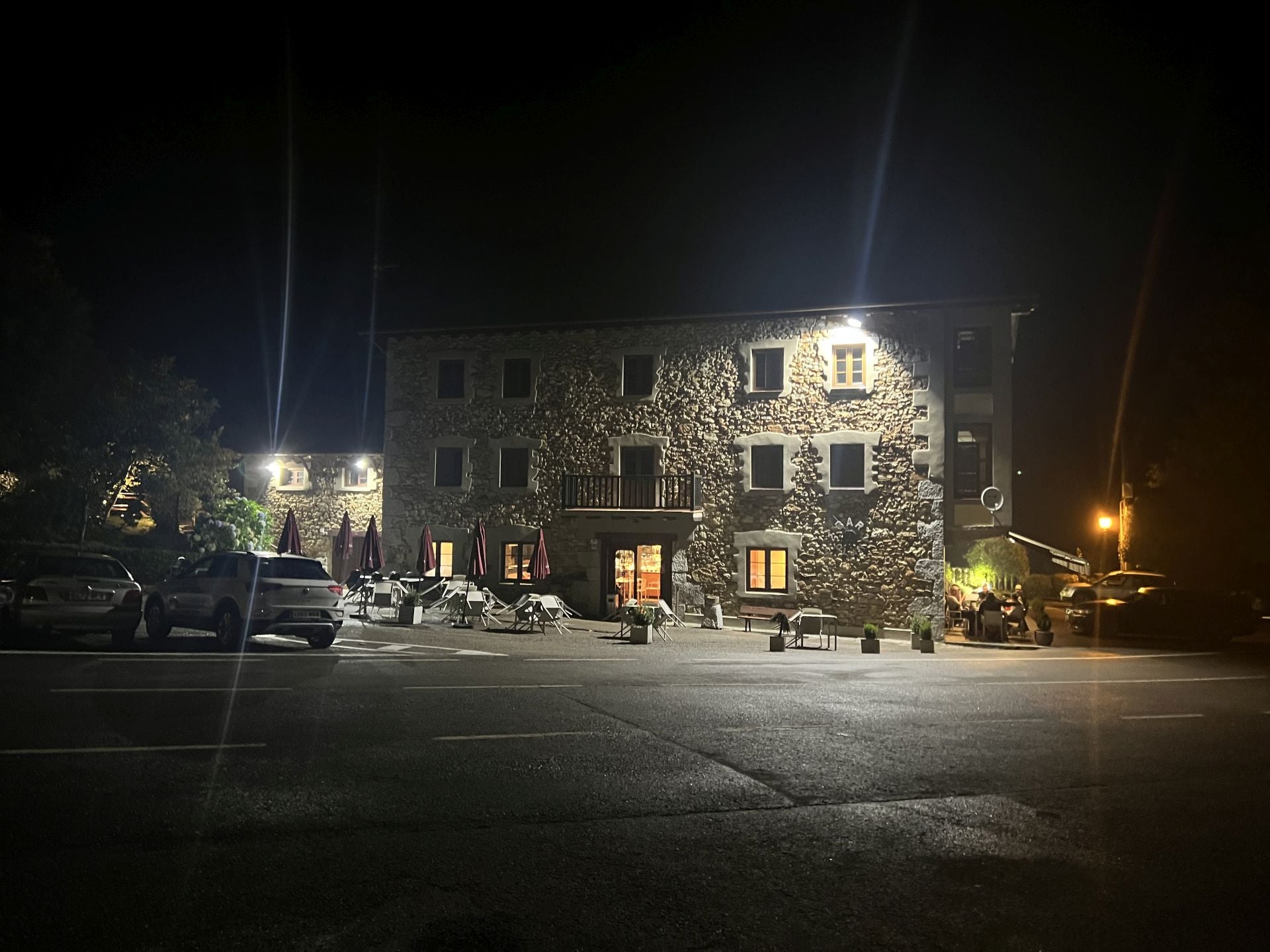 Llegó el momento de apagar ir apagando las luces del restaurante. La noche se ha metido de lleno en La Bien Aparecida y las últimas mesas ya han terminado. Los miembros del equipo han ido retirándose escalonadamente a descansar a medida que sus tareas concluían. El encargado de cerrar será Toñín, el padre de Nacho e Inma, siempre pendiente de todo, al fin y al cabo él ha estado al frente del negocio junto con Begoña durante décadas. Solana, además de su apellido, es su vida.