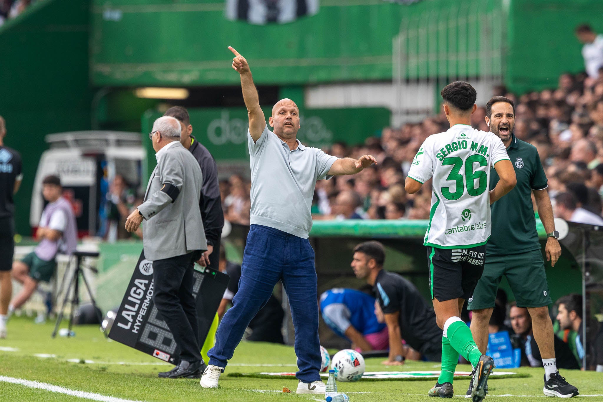 José Alberto llama a Yeray, mientras Sergio Martínez se prepara para entrar al terreno de juego. 