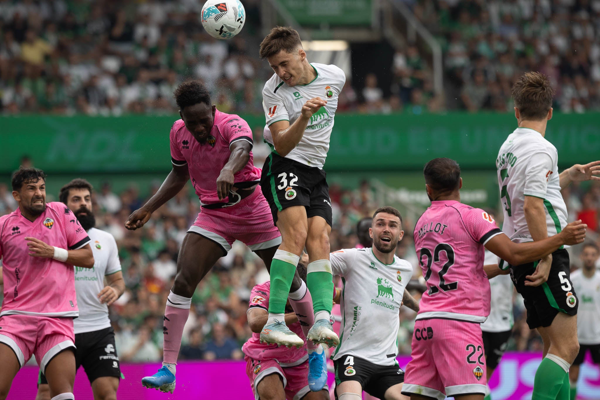Salinas remata de cabeza tras superar a Camara. 