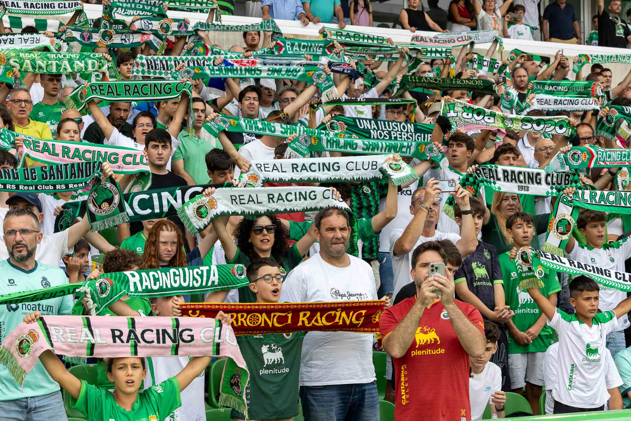 La afición del Racing interpretó 'La Fuente de Cacho'. 