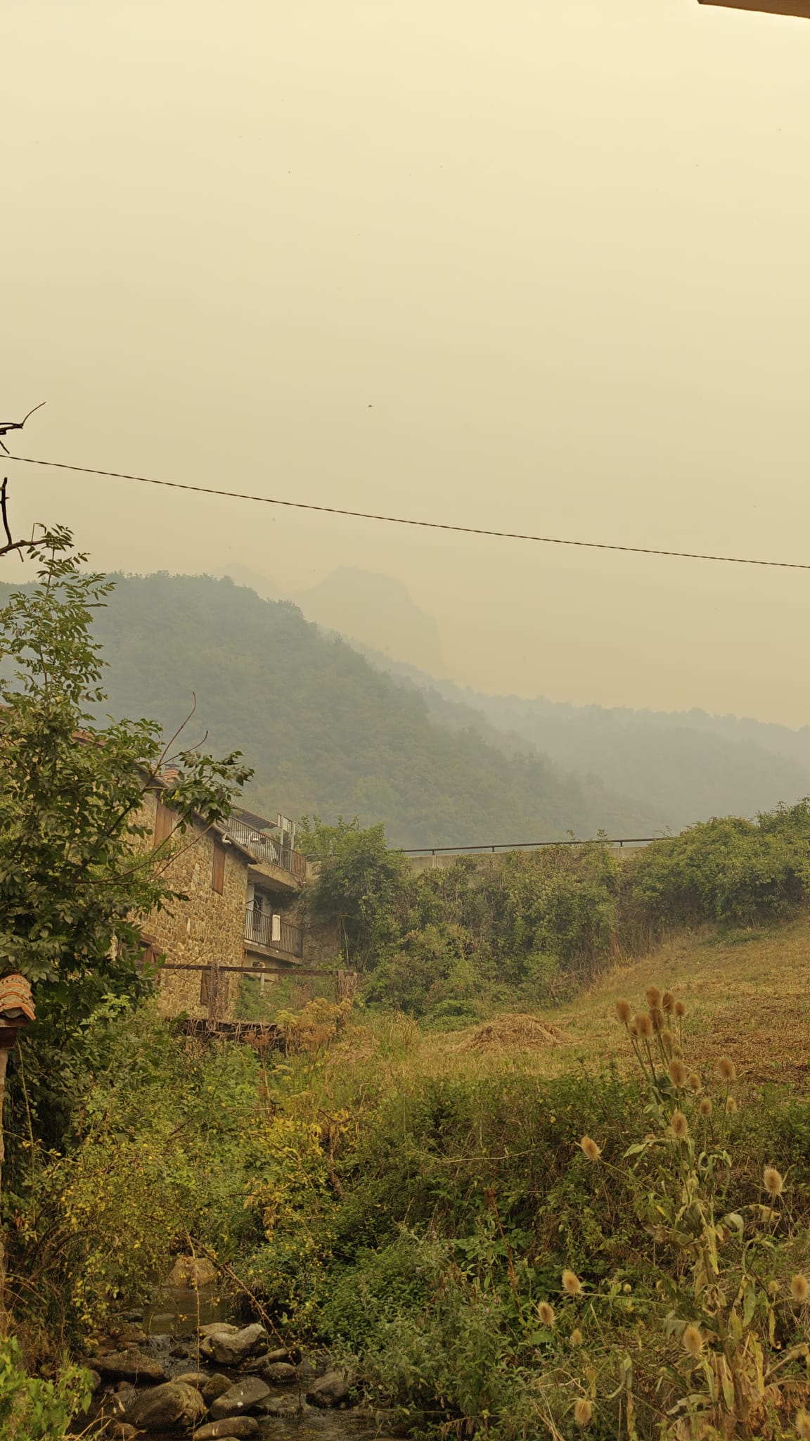El cielo se ve amarillo o rojizo dependiendo de la zona.