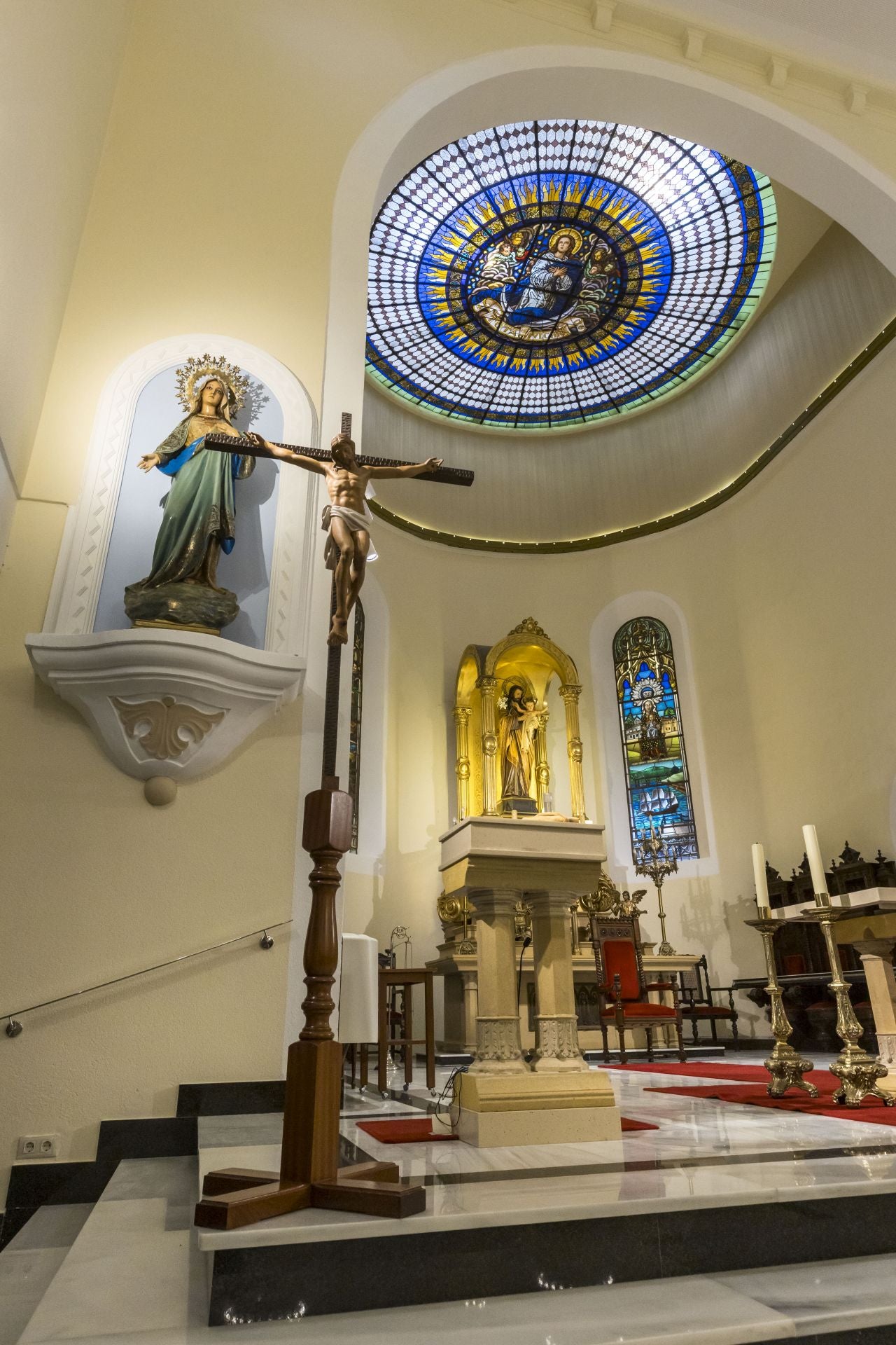 La gran vidriera de la cúpula ya está restaurada.