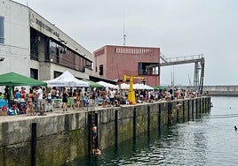 Las carpas de las cuadrillas se adueñan del puerto y algunos disfrutan de un baño.