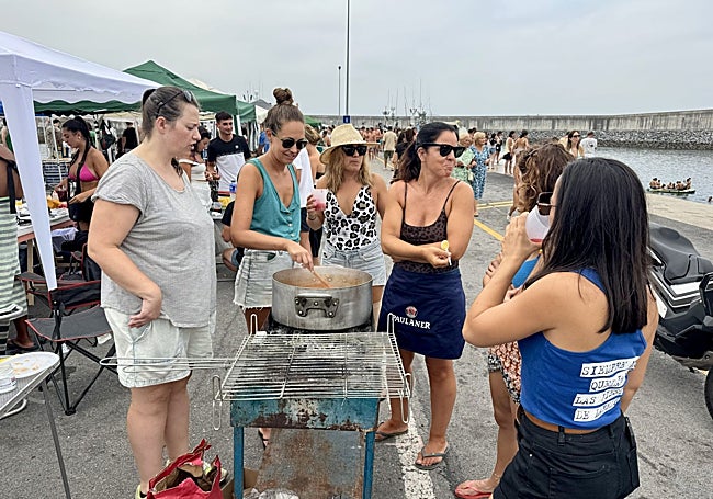 Una de las cuadrillas participantes ultima las elaboraciones de su guiso.