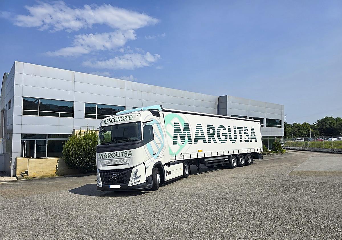 Instalaciones de Margutsa en Heras, con el nuevo modelo de camión que acaba de incorporar.