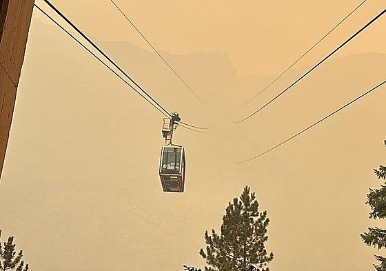 Teleférico de Fuente Dé, con el humo ocultando los Picos de Europa, y el color rojizo del cielo reflejando los incendios de León.