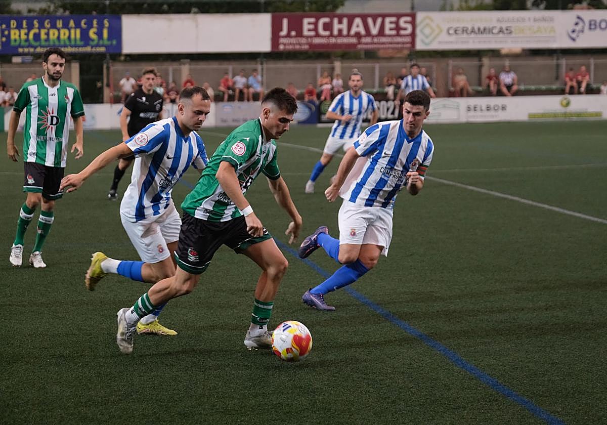 Edu Vega conduce el balón entre los gimnásticos Saúl y Alberto Gómez.