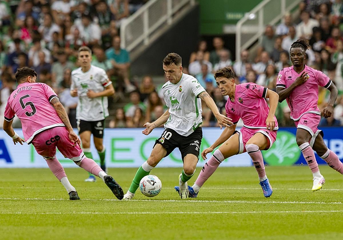 Íñigo Vicente conduce el balón entre varios rivales.