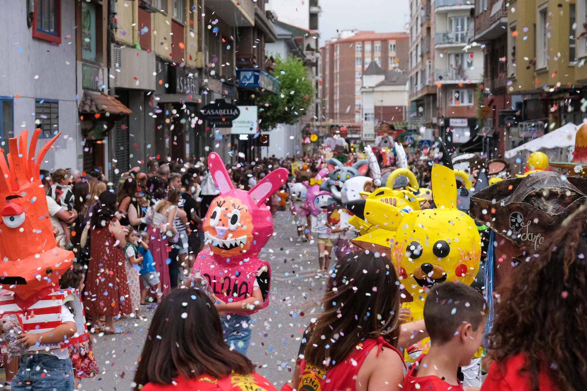 Los cabezudos, diseñados por los niños y sus familias, volvieron a animar el desfile.
