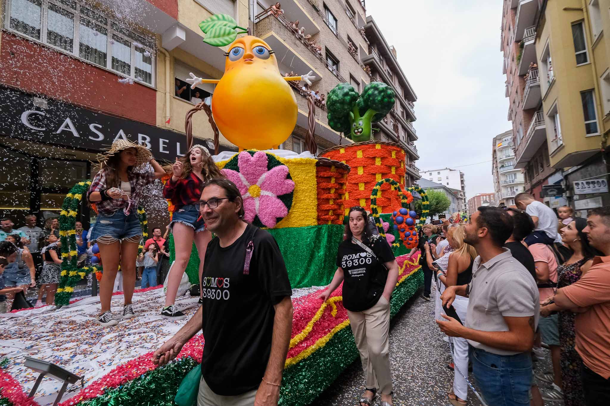 Todas las carrozas y sus integrantes derrocharon simpatía durante cerca de una hora y veinte minutos de desfile. 
