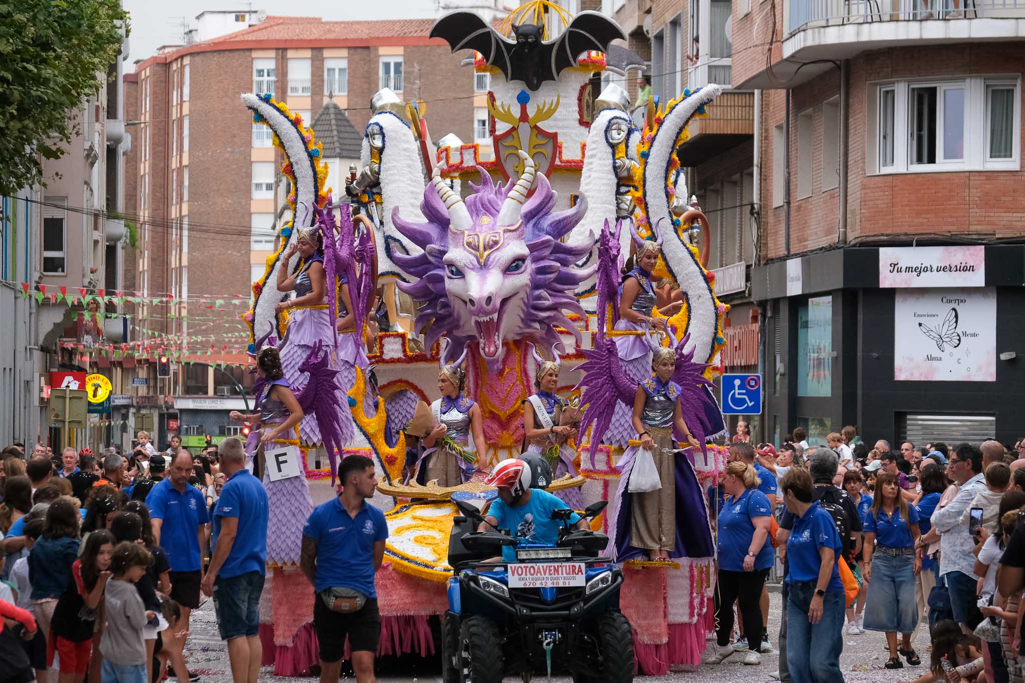 'Saphira', de Quintana Amigos, se llevó el segundo premio de la cita, el primero de conjuntos y el de la reina de la gala, Nuria Lavín. 