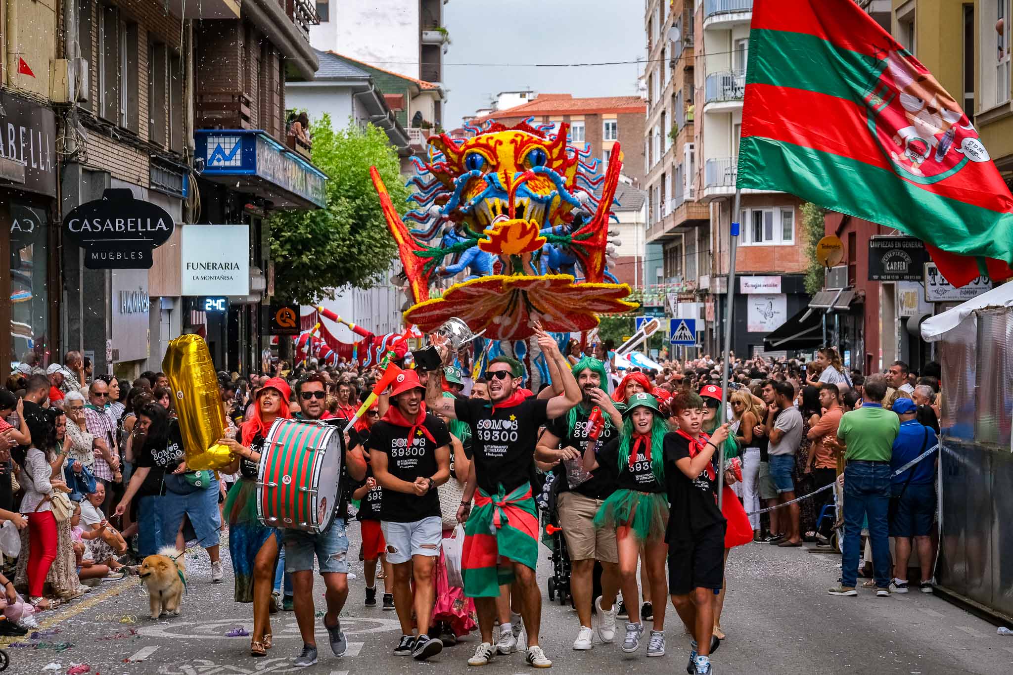 Las peñas volvieron a dinamizar la Gala Floral con su música y simpatía. 