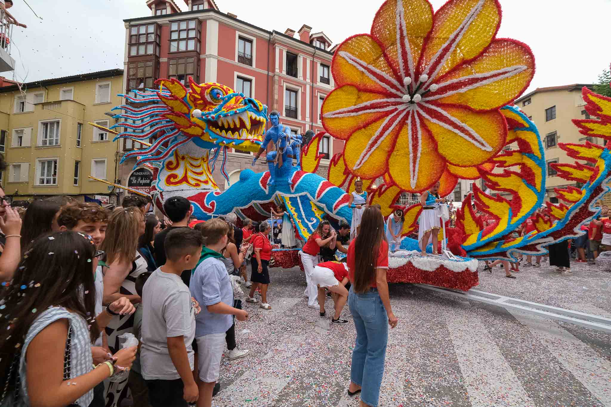 La propuesta ganadora, la de 'Pandora', de tonos azules y rojizos, fue una de las más imponentes de la jornada. 