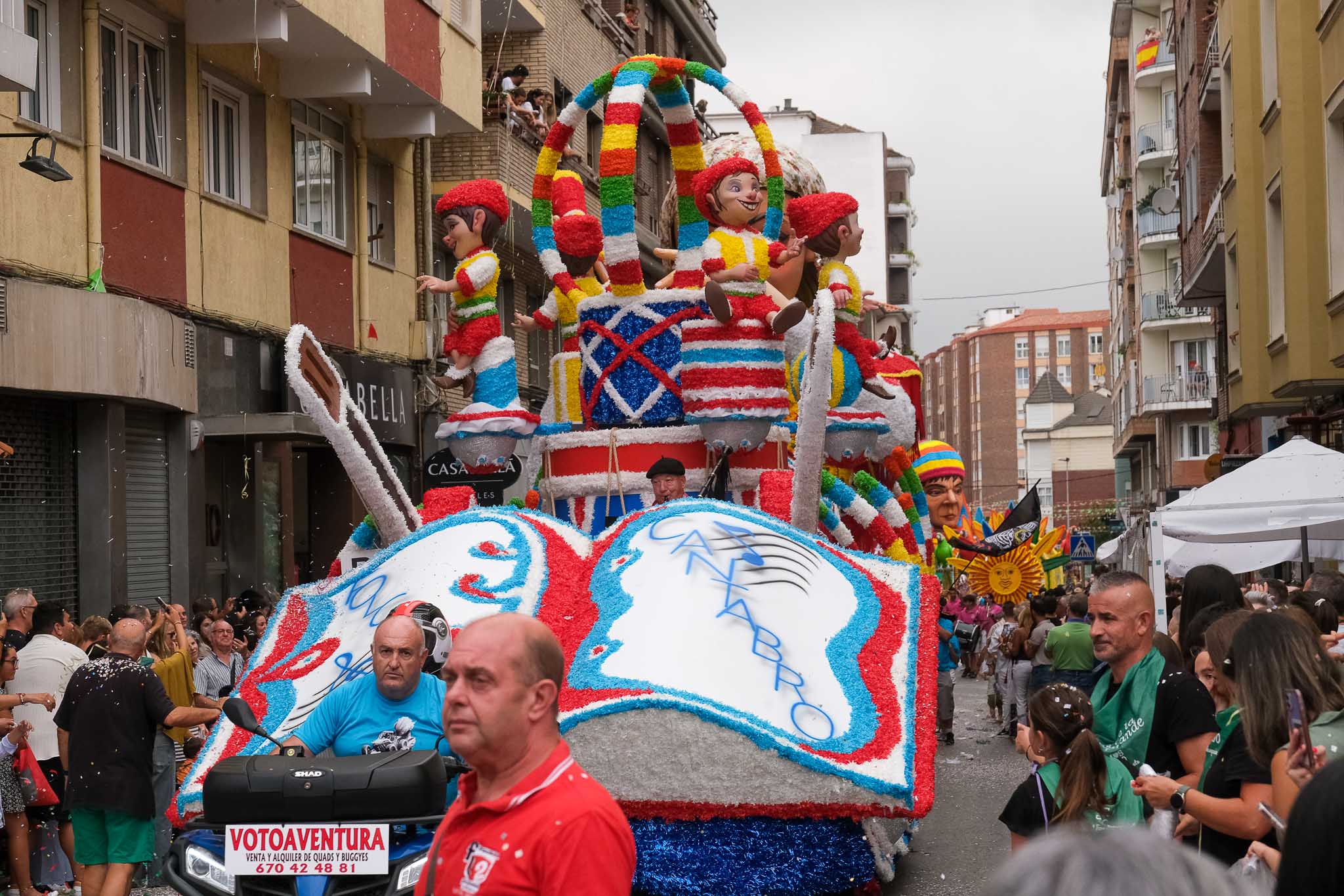 Con un libro abierto a la cabeza se presentó 'Folclore cántabro' ante los asistentes este domingo. 