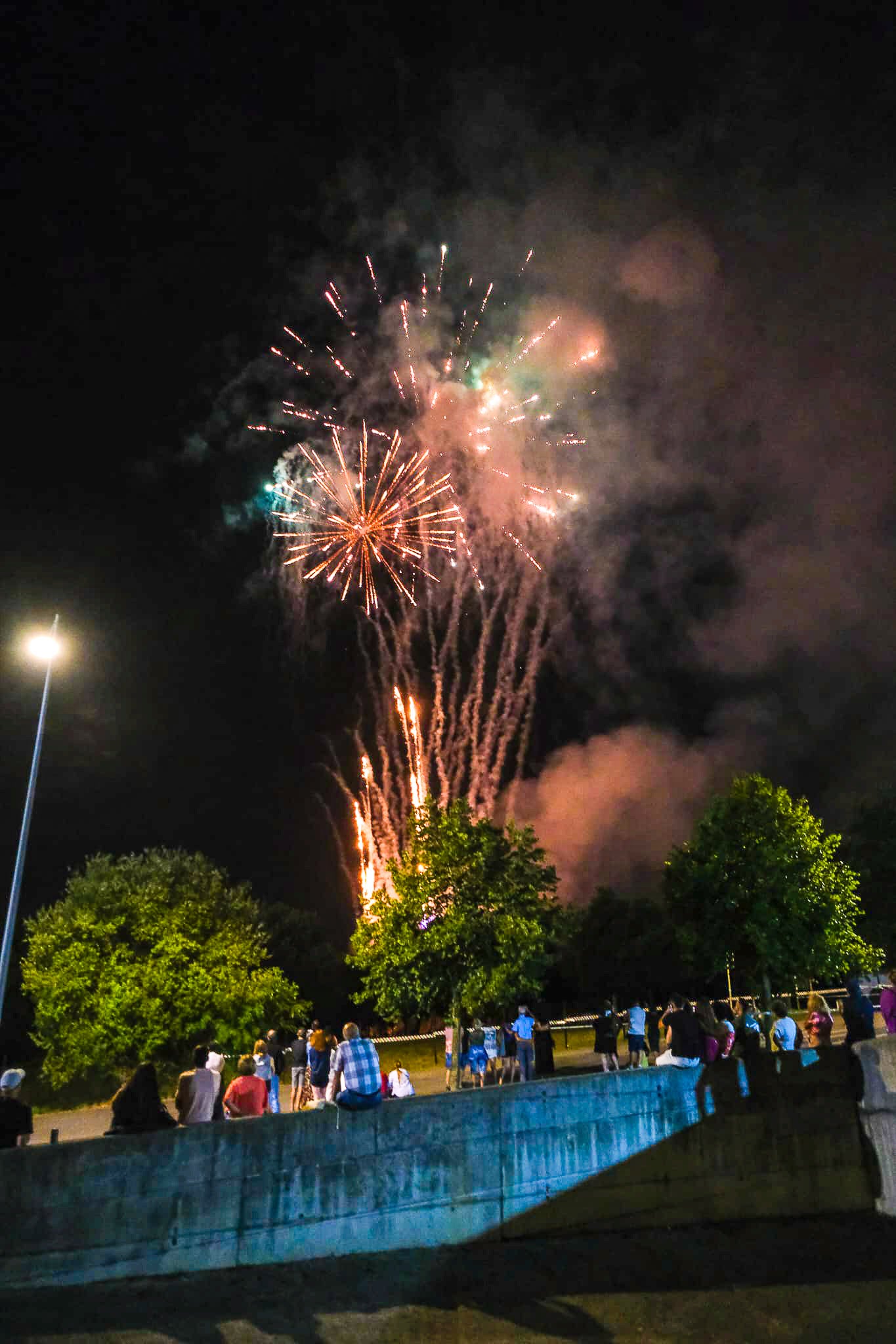 Sentados en el verde, con o sin mantita, de pie, a hombros de papá y cogidos de la mano de mamá, los niños volvieron a demostrar un año más que son el verdadero público objetivo del 'show', hilando gritos, risas, muecas y algún lloro si hablamos de los más 'peques'. Se va haciendo escuela con los años.