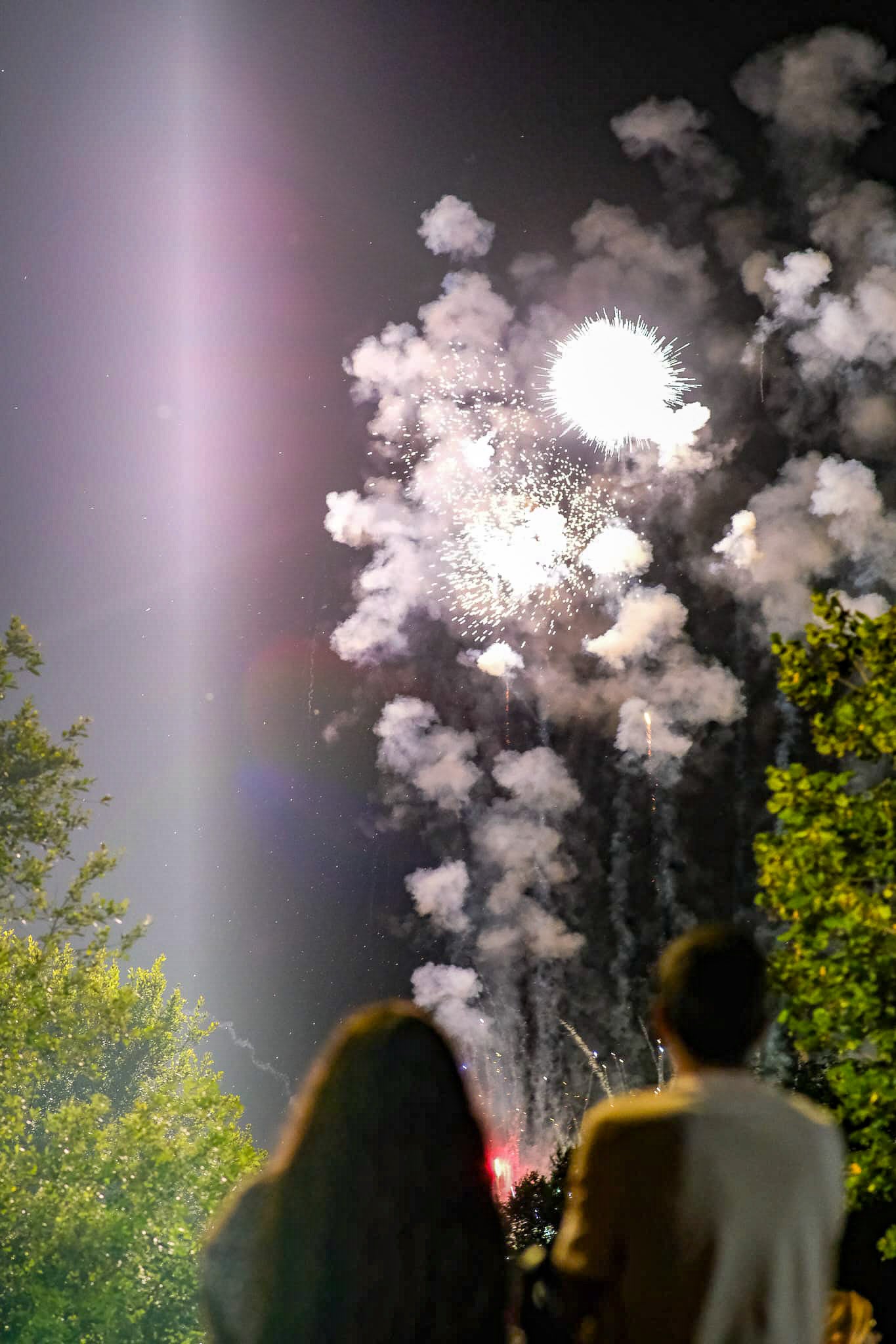 Finalmente fueron diez minutos de espectáculo exactamente, desde la primera hasta la última explosión sobre el cielo. Y, aunque fuera sábado y no domingo, 24 horas de antelación jamás le quitarán a los fuegos ese cariz de despedida tan especial.