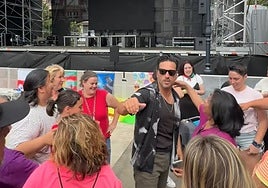 David Bustamante, rodeado de seguidoras, este domingo, en Torrelavega.