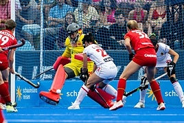 Clara Pérez detiene una bola en el encuentro ante Bélgica.