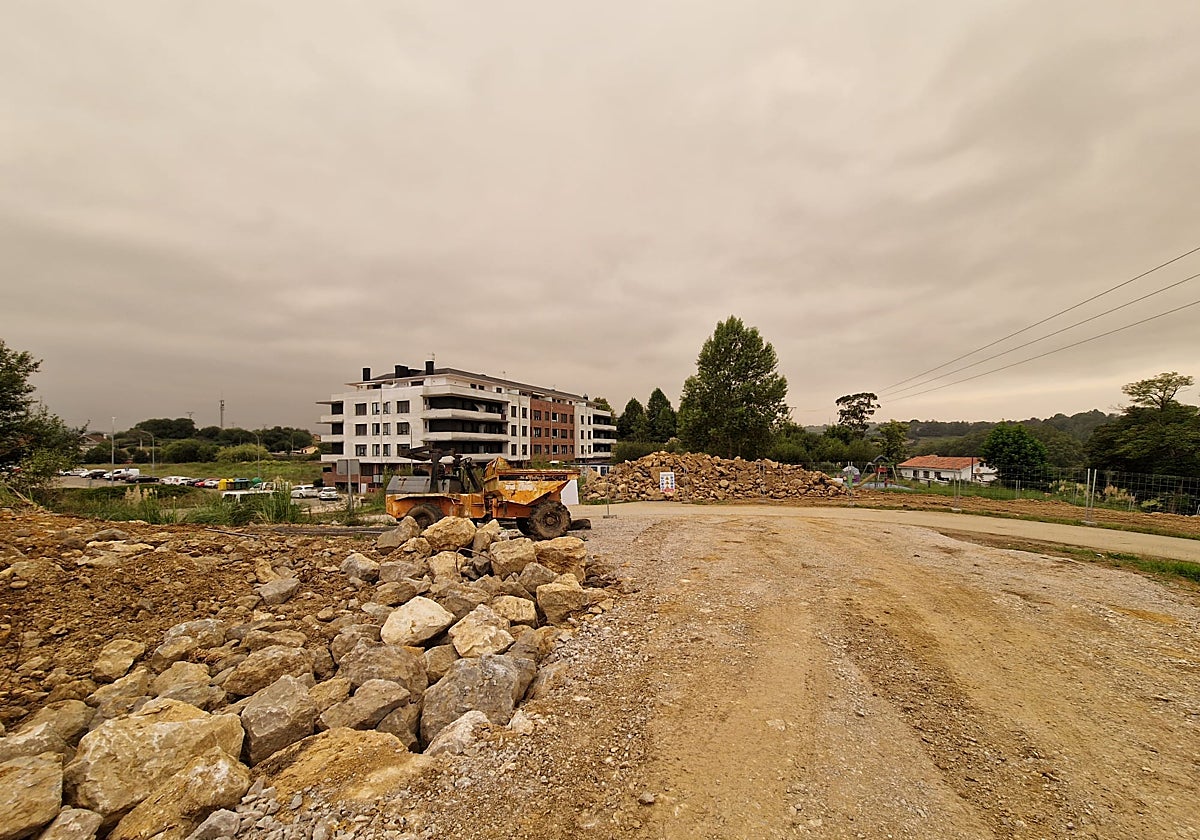 Zona del área octava de Puente San Miguel donde se prevé construir la urbanización y donde ya se están allanando los terrenos.