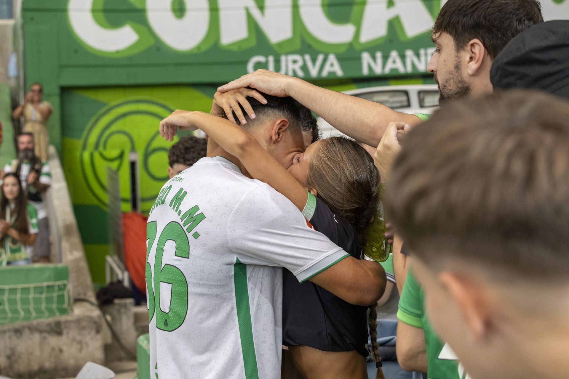 Sergio Martínez se abraza a su pareja.