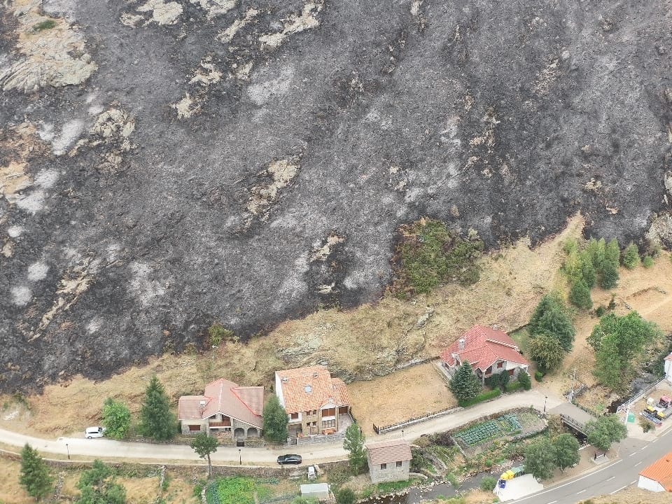 El fuego detenido en una 'faja', desbroce del terreno, realizado por bomberos forestales del Gobierno de Cantabria en Llánaves de la Reina.