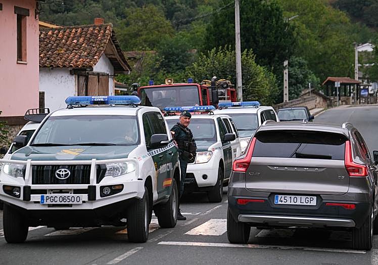 Varios vehículos de la Guardia Civil aparcados junto al Puesto de Mando Avanzado, en Vega de Liébana.
