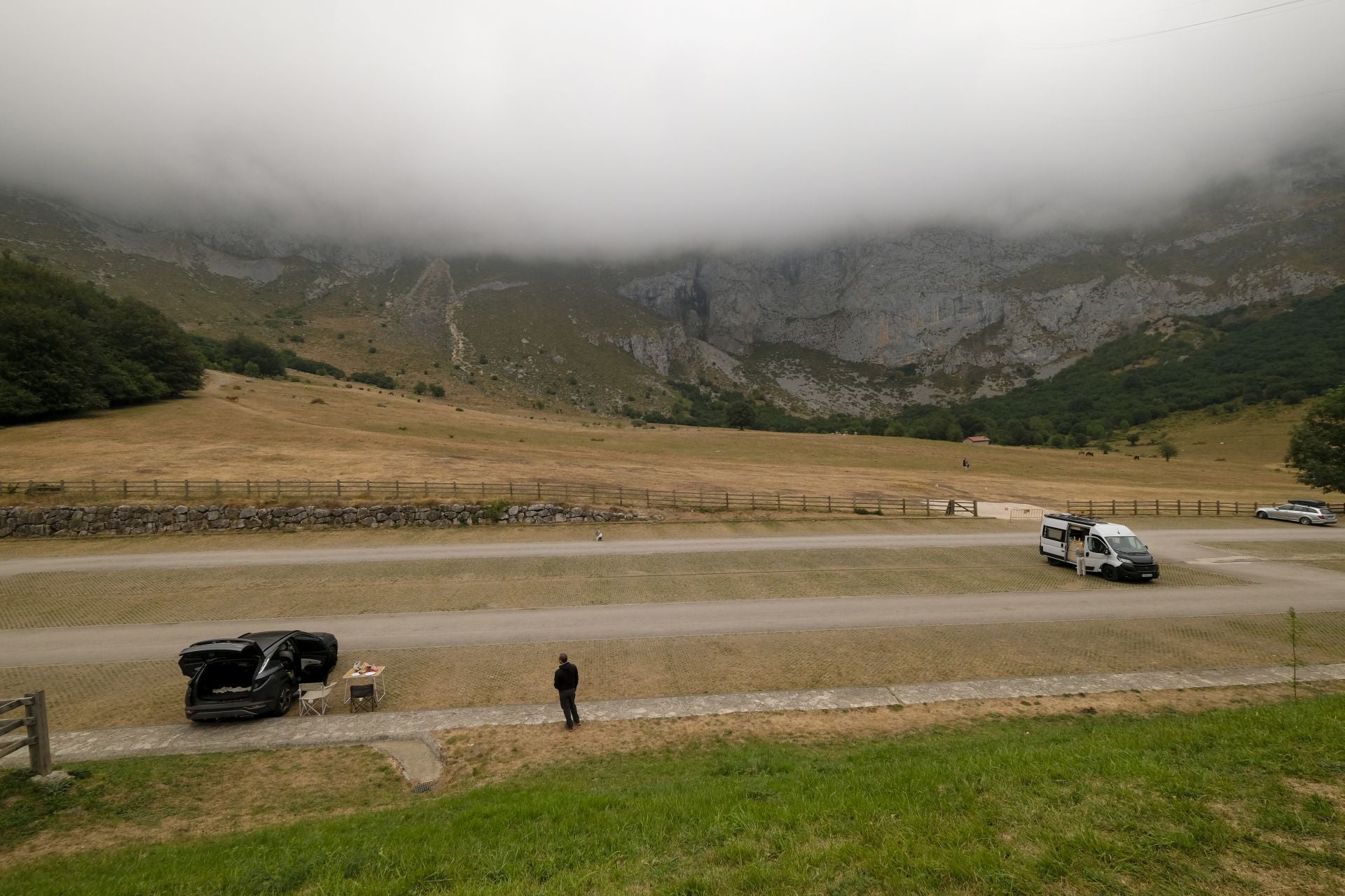 El aparcamiento de Fuente Dé, vacío este lunes.