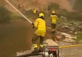 Varios bomberos forestales de EMA Infoca (Andalucía) en Portilla de la Reina (León).