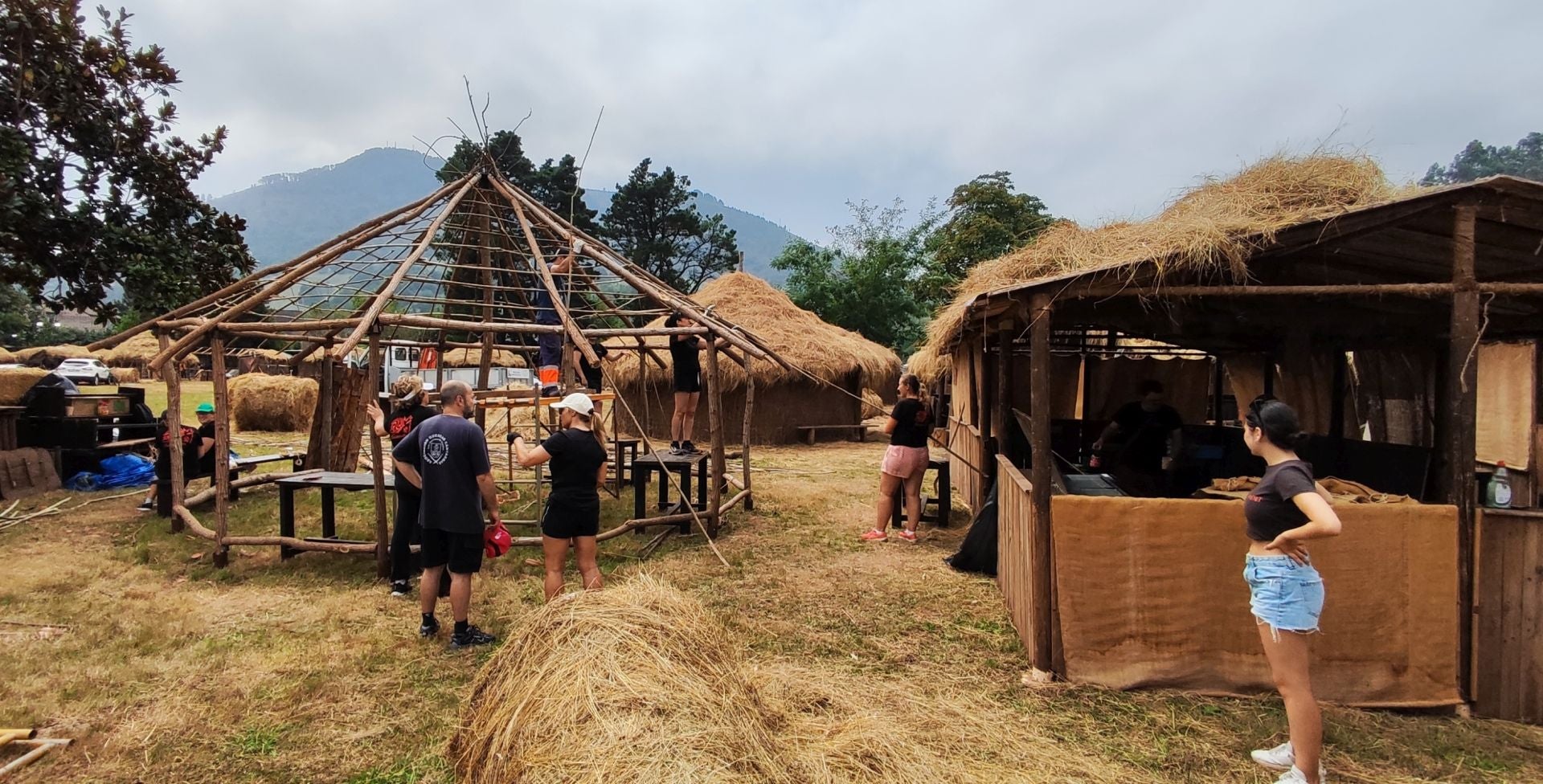 Los cántabros también avanzan en el montaje de su campamento.