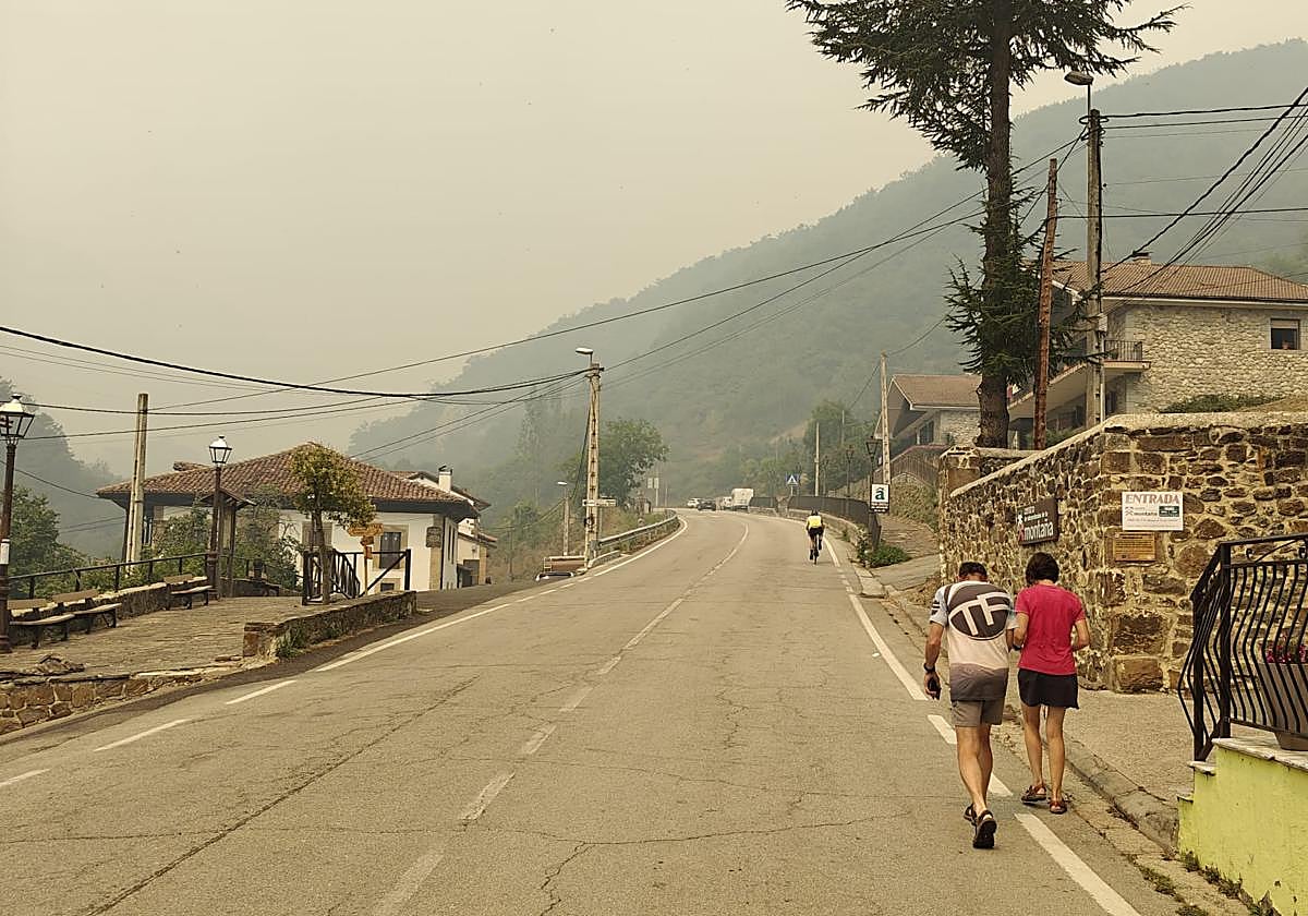 Carretera de acceso a Fuente Dé, afectada por el humo de los incendios.