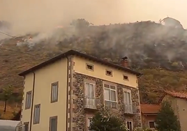 Imágenes del fuego controlado en Barniedo de la Reina (León).