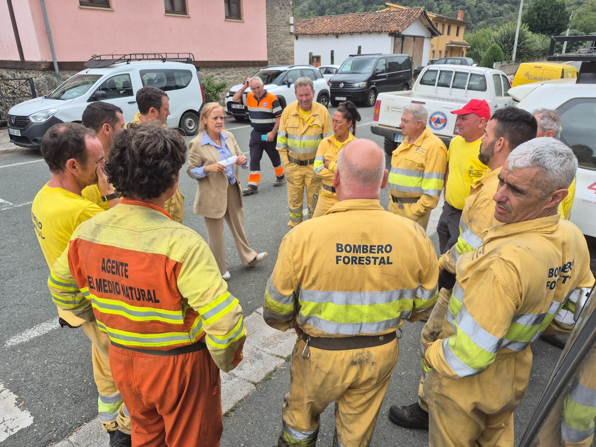 Isabel Urrutia charla con bomberos forestales y agentes del medio natural desplazados hasta Vega de Liébana.