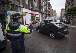 Un agente de la Policía Local de Camargo dirige el tráfico.