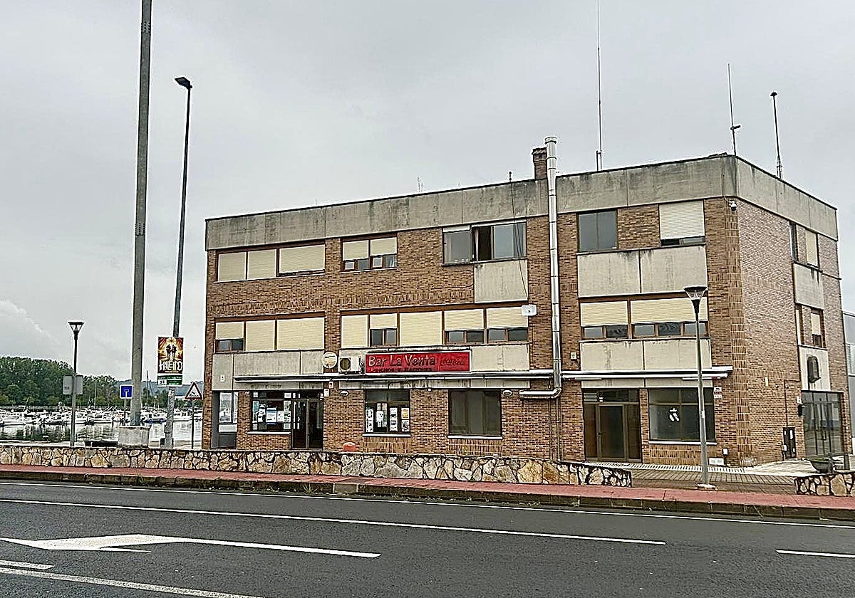 Restaurante cafetería del puerto de Colindres.