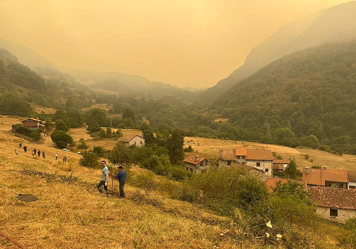 Vecinos de Valdeón, en la vertiente leonesa, luchan contra el fuego.