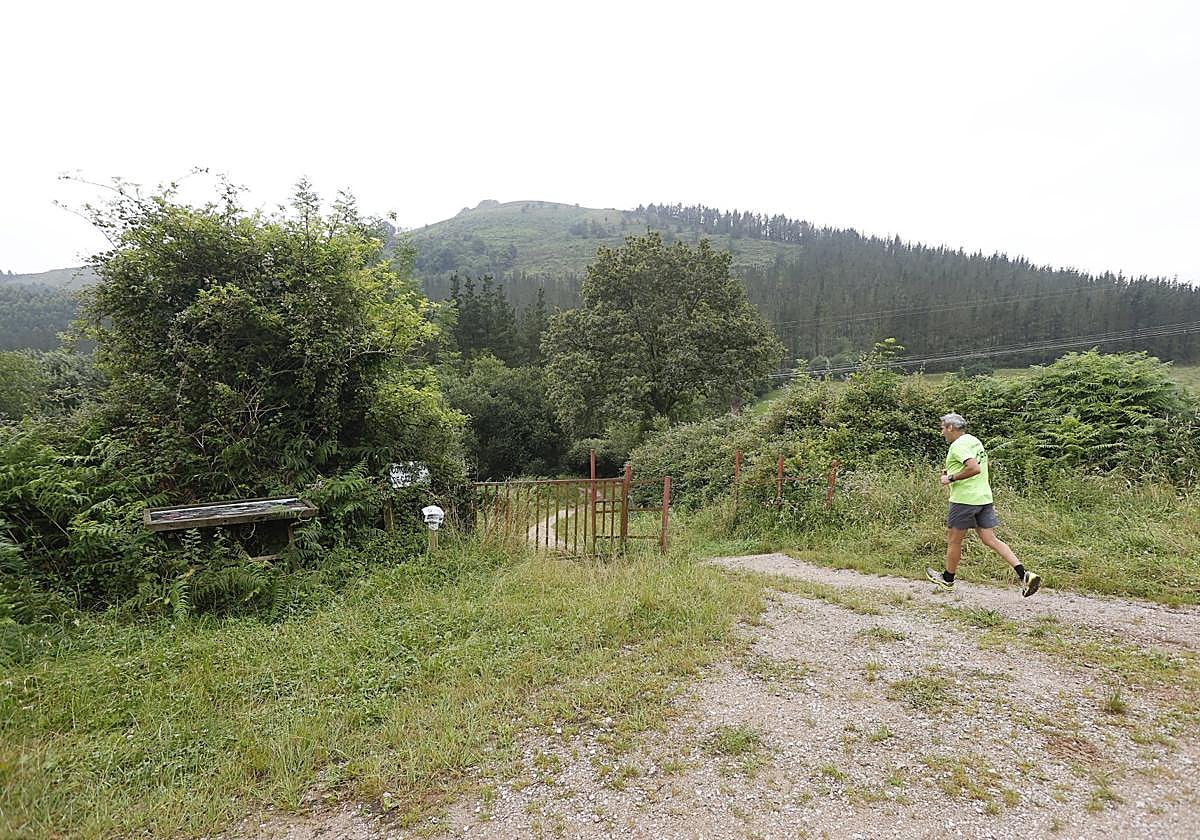 Un vecino practica deporte por la senda donde comenzará la ruta familiar y turística, en el monte Dobra.