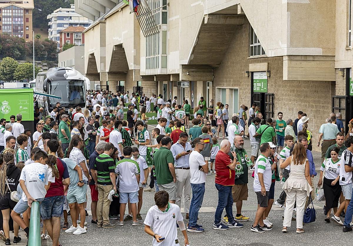Alrededores del estadio poco antes del partido.