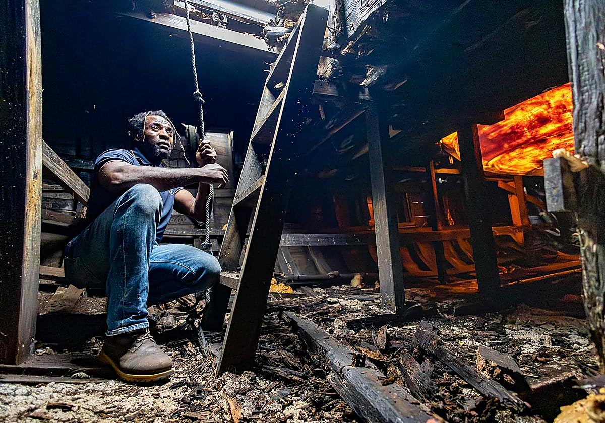 Vicente Abaga en el interior de uno de los Galeones de Vital Alsar, rodeado de madera podrida.