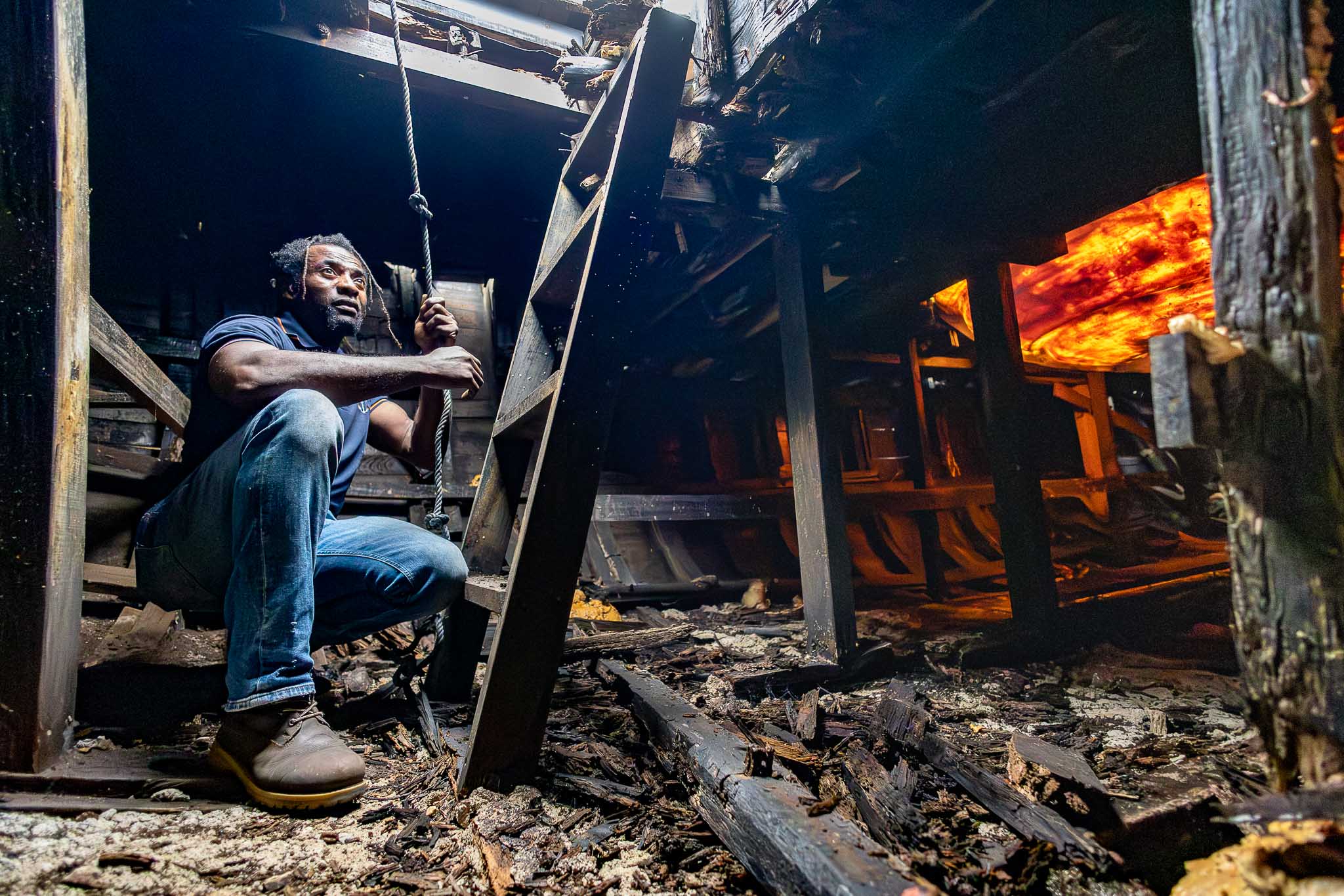 Vicente Abaga, de la empresa de reparación de yates Kateb, revisa el interior de uno de los galeones, rodeado de madera podrida.